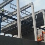 De plaatsing van de ophangstructuren met de betonnen steunpalen