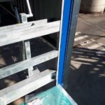Detailfoto van de plaatsing van de metalen constructie voor het laadstation van Oleon in Ertvelde